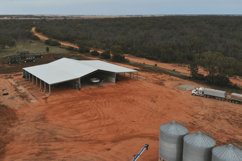 The difference between grain sheds and grain silos