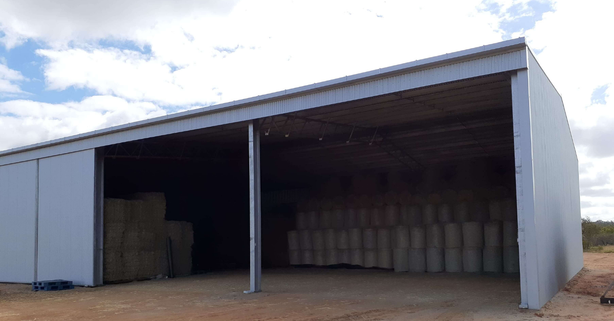 Hay shed with extra-wide bays