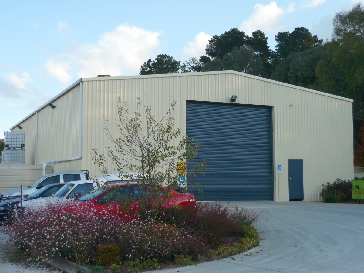 Commercial shed - Orange - Slanted view