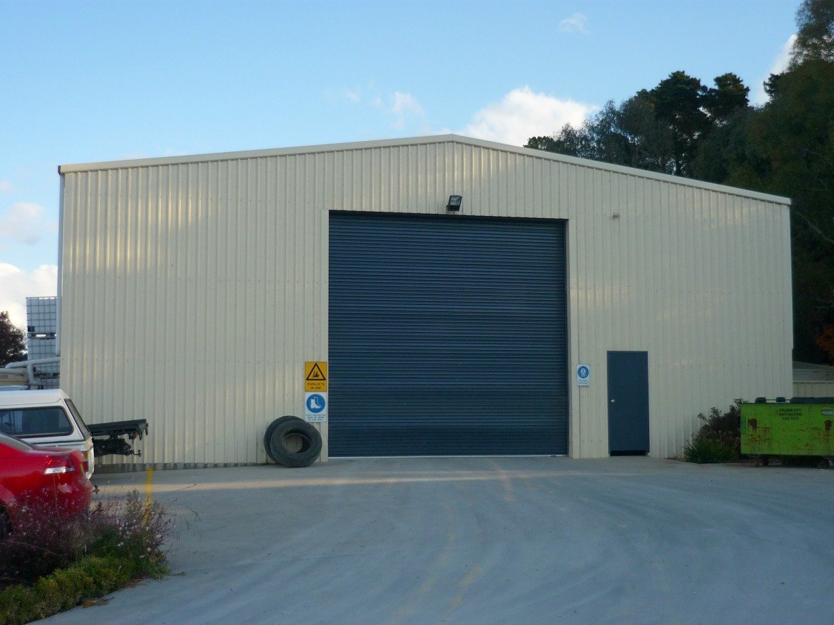 Commercial shed - Orange - Front view