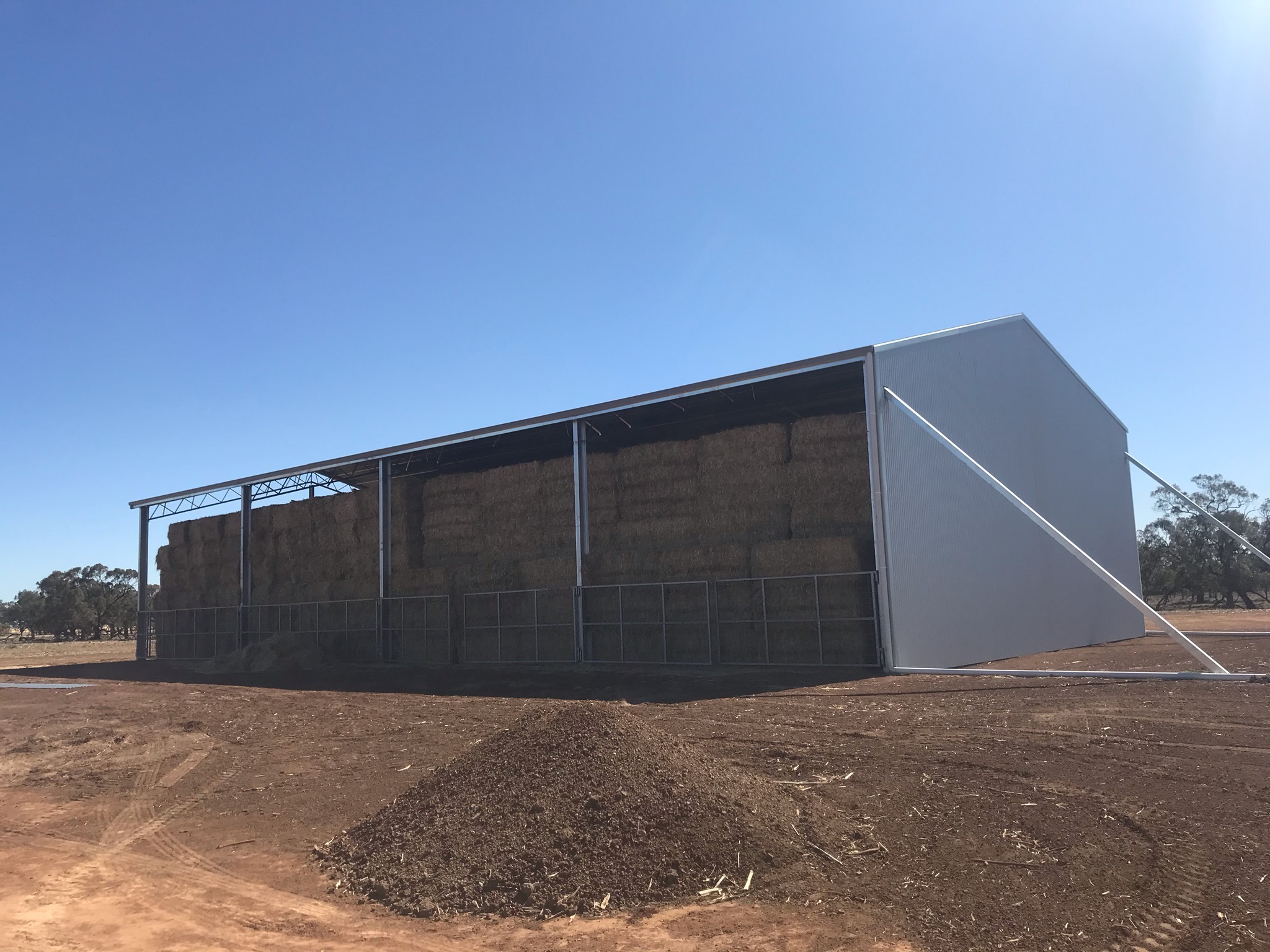 Hay shed with four bays in Coleambally