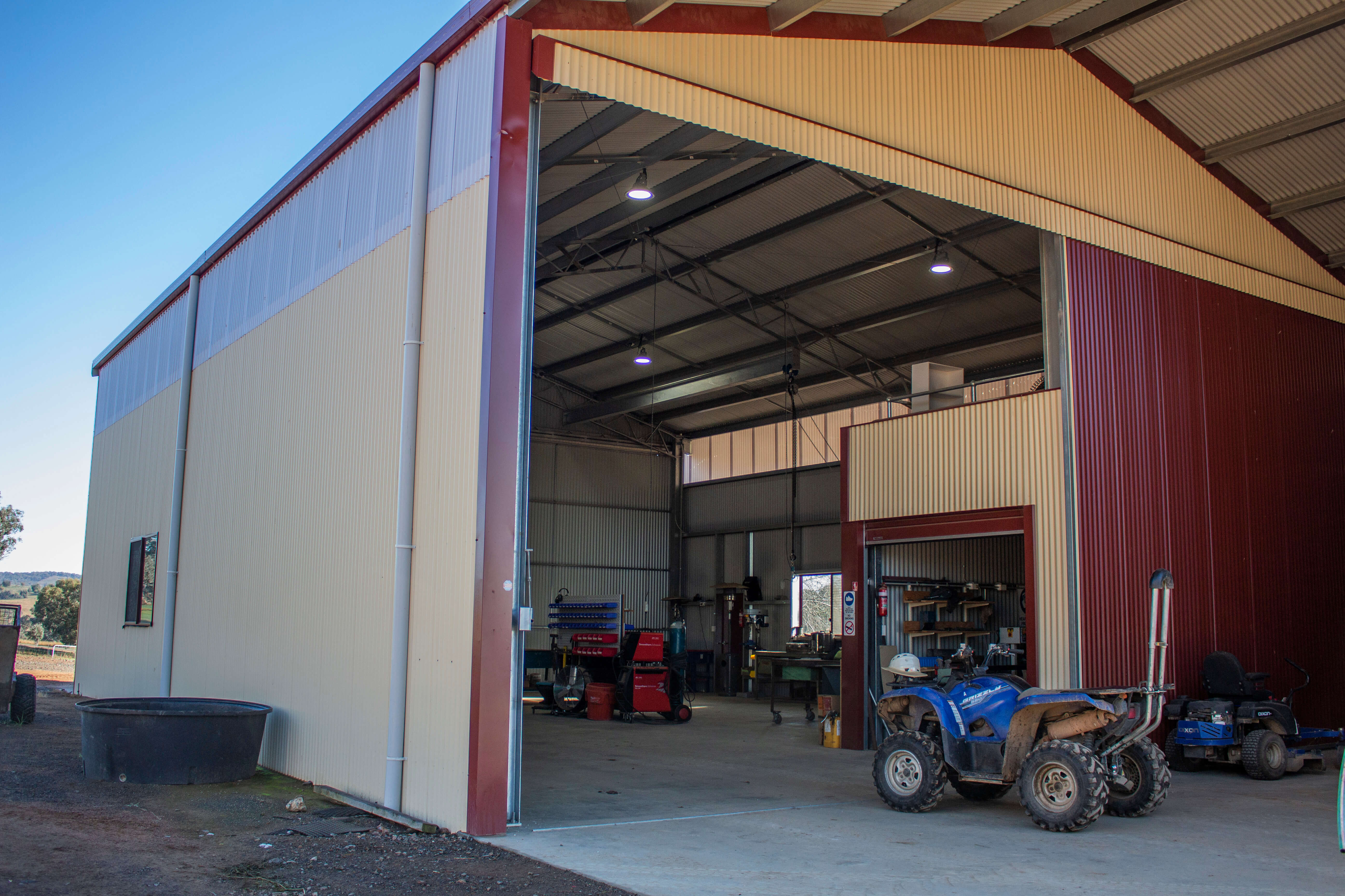 Steel workshop with sliding doors