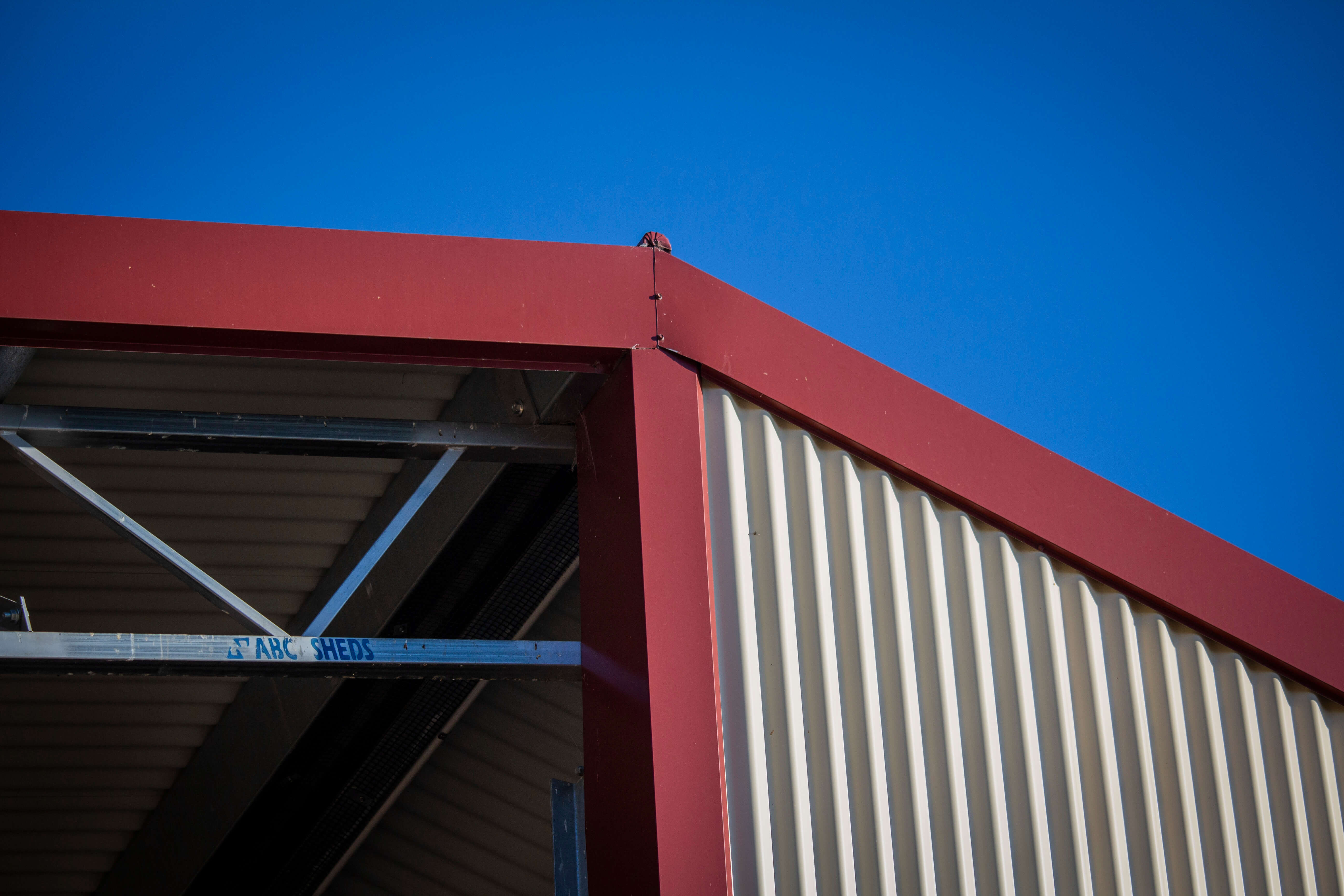 Steel shed with trussovers 